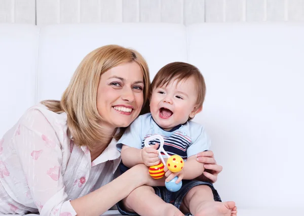 Жінка і малюк сміються — стокове фото