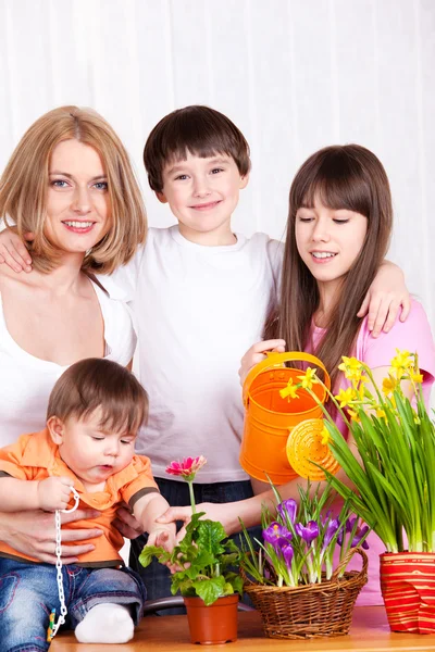Familjen vattna blommor — Stockfoto