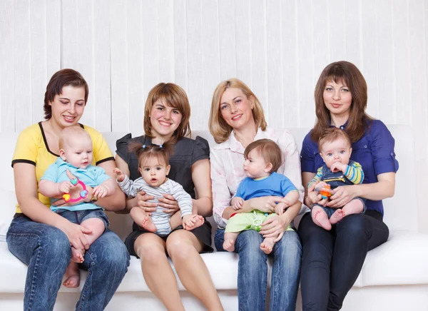 Vier Mütter mit Kleinkindern — Stockfoto
