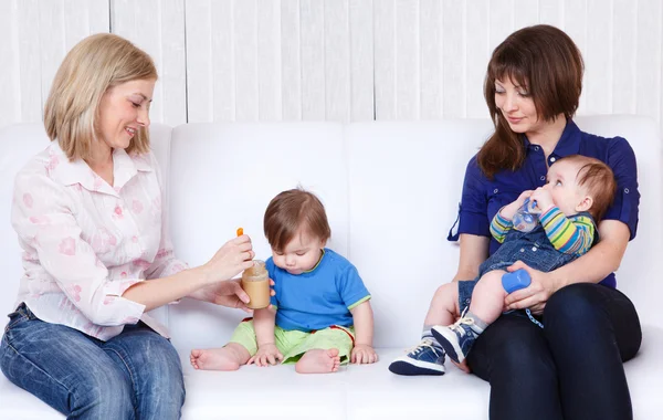 Madri che allattano bambini — Foto Stock