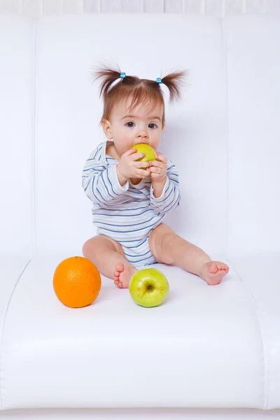 Menina bebê mordendo uma maçã — Fotografia de Stock