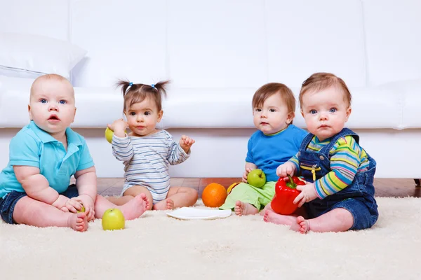 Négy kisgyermekek — Stock Fotó