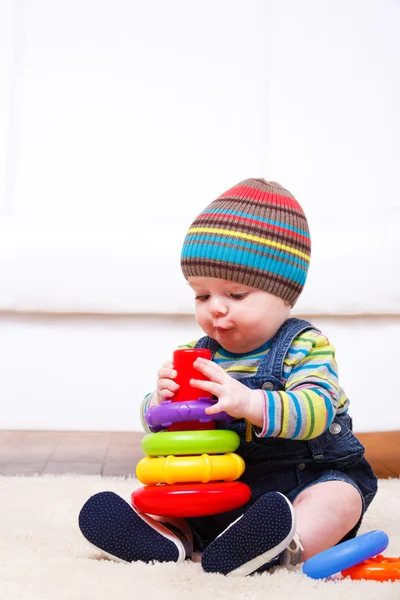 Toddler chłopiec gra — Zdjęcie stockowe