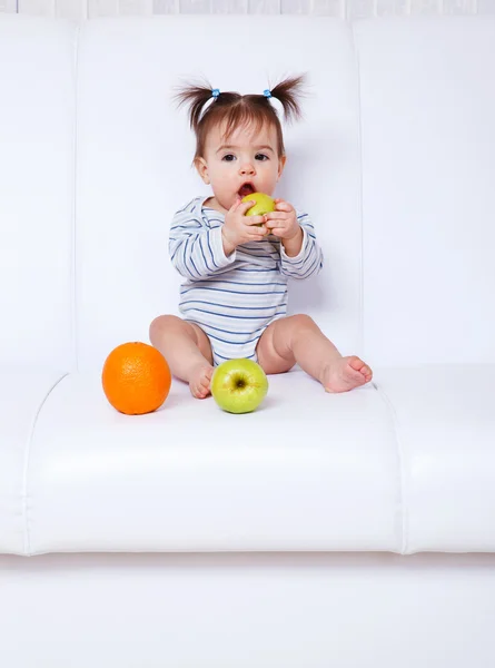 Κορίτσι τρώει φρούτα — Φωτογραφία Αρχείου