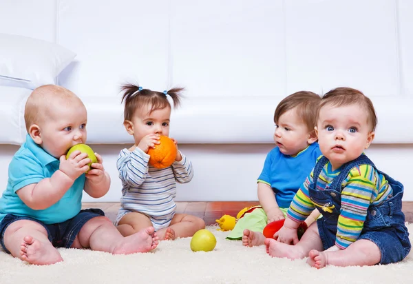 Dört küçük çocuklar — Stockfoto