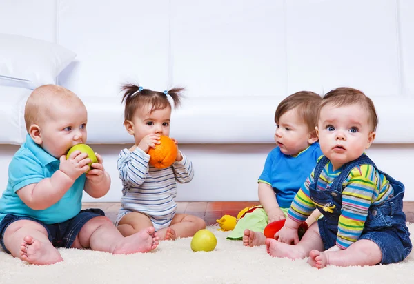 Vier Kleinkinder — Stockfoto