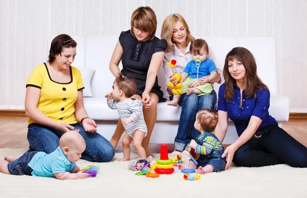 Mothers look at their babies — Stock Photo, Image