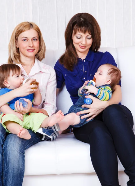 Жінки, що тримає немовлят — стокове фото