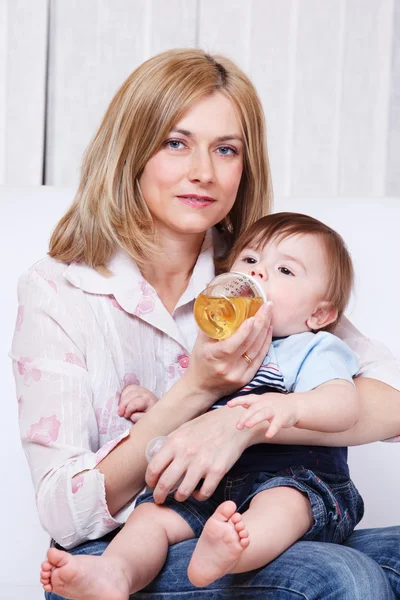 ジュースを飲む赤ちゃん — ストック写真
