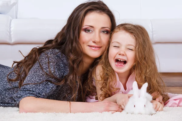Děvče, matka, králíček — Stock fotografie
