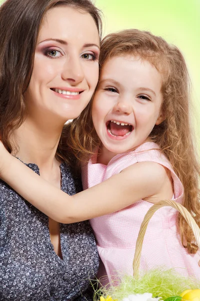 Mädchen umarmt Mutter — Stockfoto