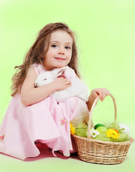 Meisje met Pasen mand en bunny — Stockfoto