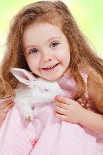 Κορίτσι εκμετάλλευση λευκό κουνέλι — Φωτογραφία Αρχείου