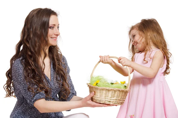 Lánya, anya és a húsvéti kosár — Stock Fotó