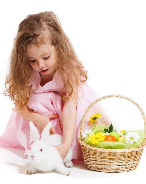 Девушка играет с пасхальным кроликом — стоковое фото
