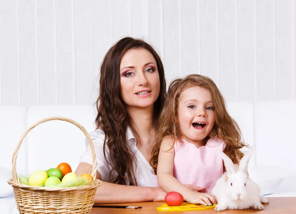 Anne ve kızı ile Paskalya tavşanı — Stok fotoğraf