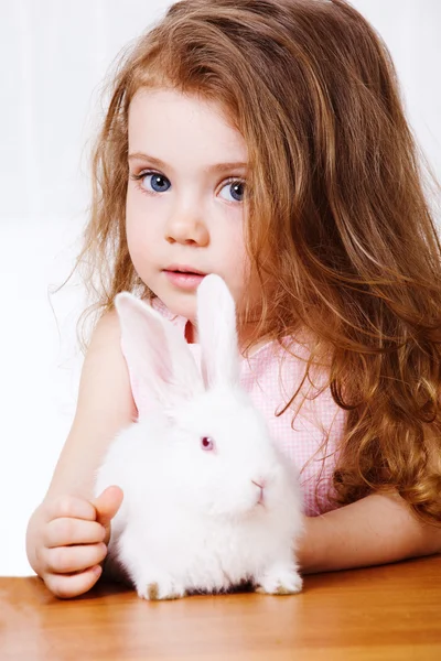 Kız ve beyaz tavşan — Stok fotoğraf