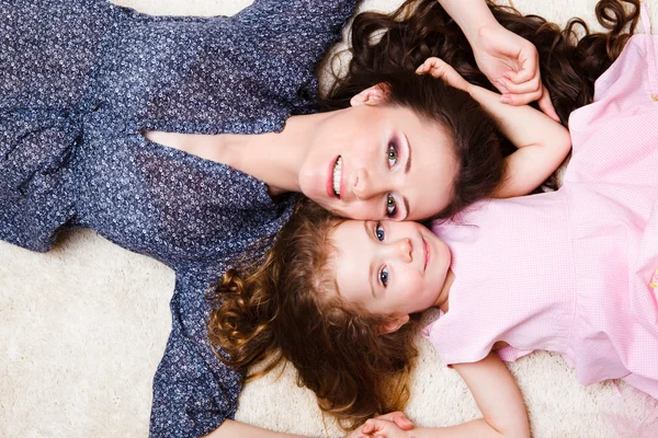 Mother and daughter laying — Stock Photo, Image