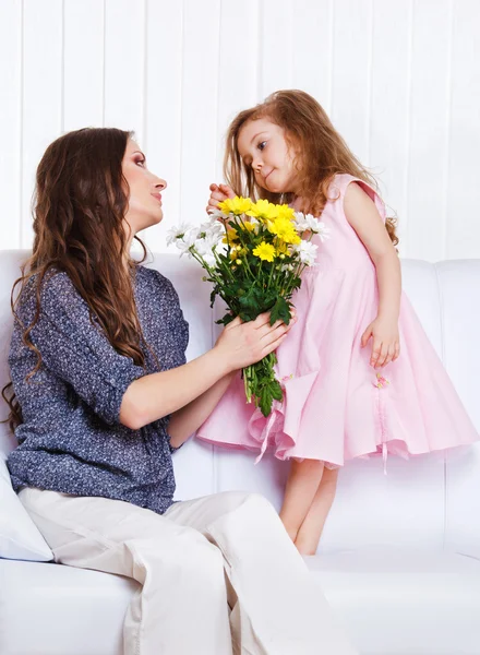 Mor talar med liten flicka — Stockfoto