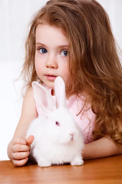 Девушка и белый кролик — стоковое фото