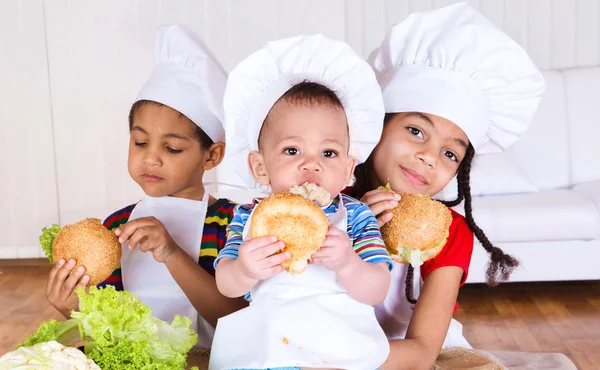 Barnen äter smörgåsar — Stockfoto