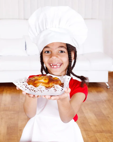 Дівчина тримає яблучний пиріг — стокове фото