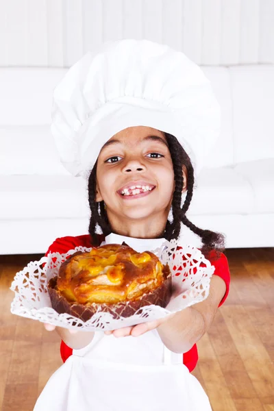 Mädchen gibt einen Apfelkuchen — Stockfoto