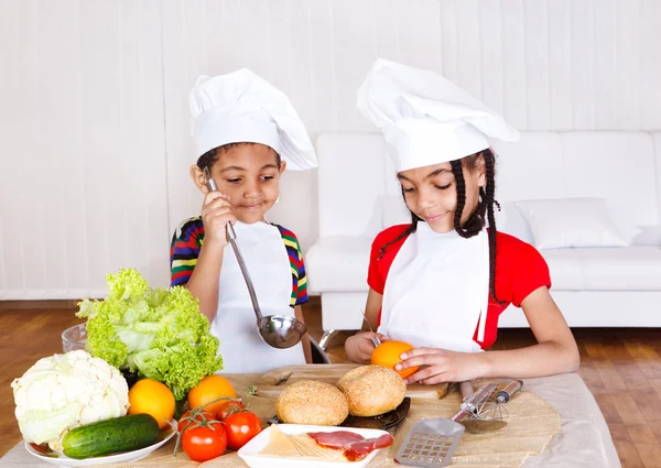 Çocuklar Yemek Pişiriyor — Stok fotoğraf