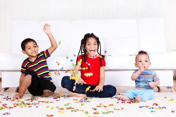 Barn som leker med godis — Stockfoto