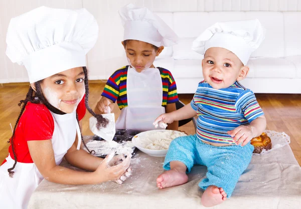 Kids playing with flour — Stock Photo, Image