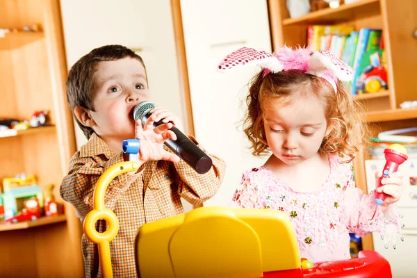 Niños cantando fotos de stock, imágenes de Niños cantando sin royalties |  Depositphotos