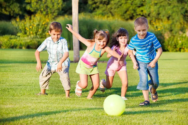 Niños y niñas corriendo Imágenes de stock libres de derechos