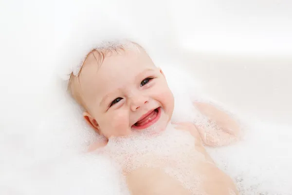 Bébé joyeux dans le bain Images De Stock Libres De Droits