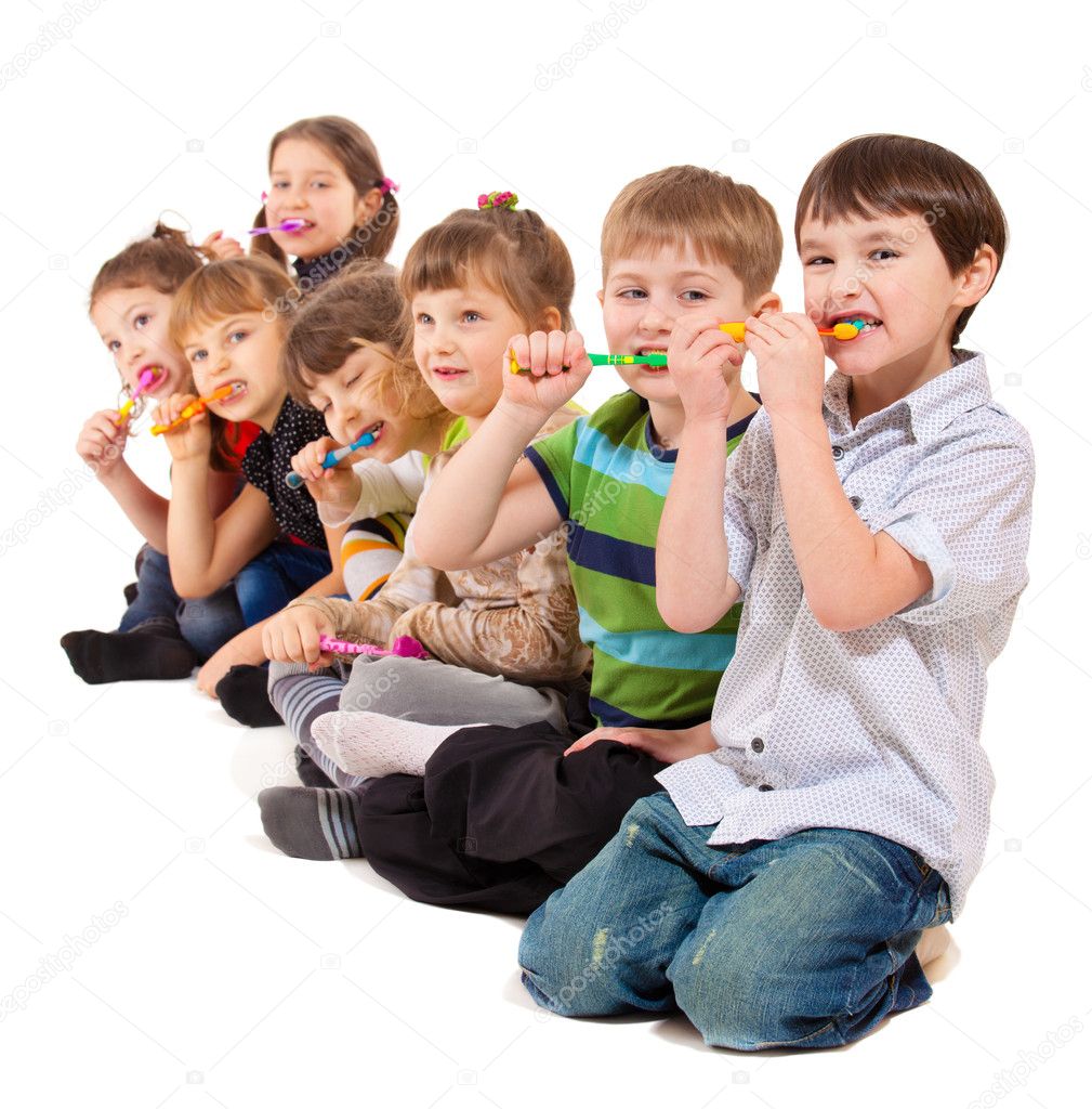 Kids group cleaning teeth
