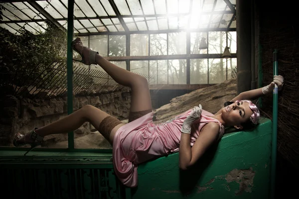 Sexy mladá žena ležící — Stock fotografie
