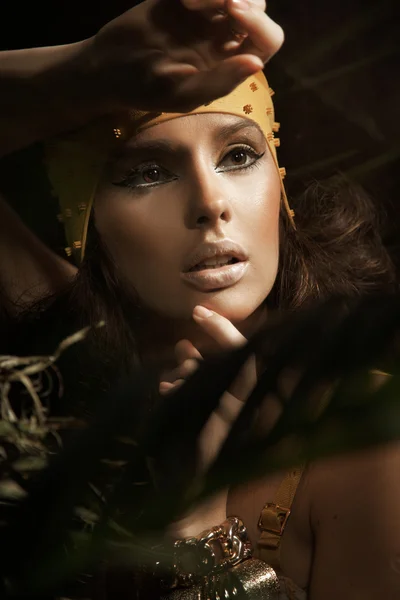 Porträtt av ung Skönhet brunett dam — Stockfoto