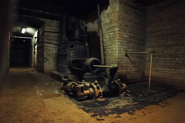 Maquinaria vieja en el edificio oscuro — Foto de Stock