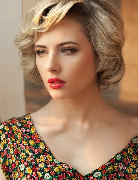 Porträtt av en perfekt blond skönhet — Stockfoto