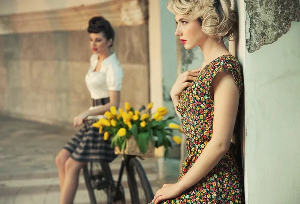 Mode stil foto av en vacker kvinna — Stockfoto
