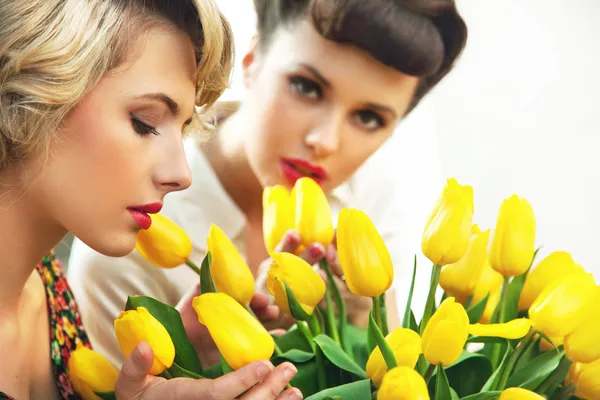 Due ninfe fiorite e un mazzo di tulipani — Foto Stock