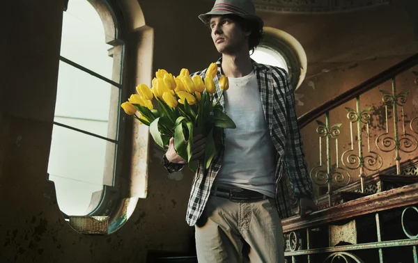 Romántico hombre sosteniendo montón de tulipanes — Foto de Stock
