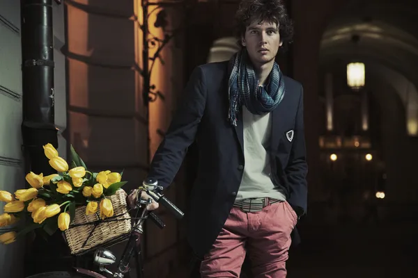 Молодой стильный парень рядом с велосипедом — стоковое фото