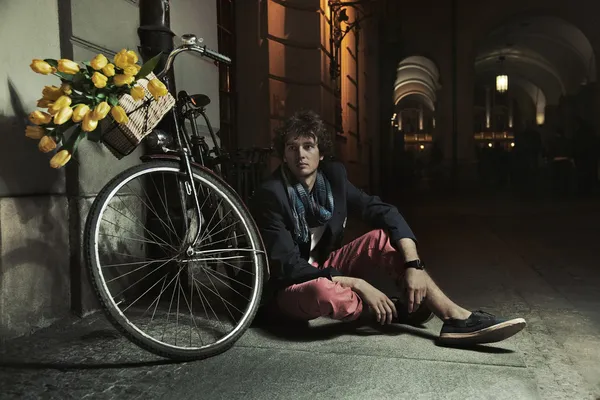 Bisiklet yanında şık genç adamyakışıklı bir adamın romantik tarzı fotoğraf — Stok fotoğraf