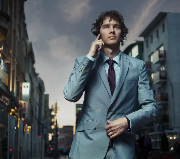 Hombre elegante posando en una calle de la ciudad — Stockfoto