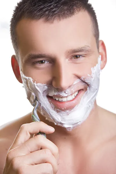 咧嘴微笑的男人剃须 — 图库照片