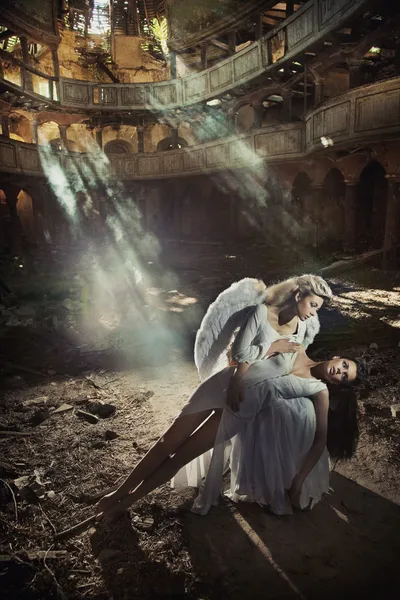 Duas belas mulheres anjo — Fotografia de Stock