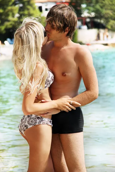 ロマンチックなカップルは、海辺にキス — ストック写真