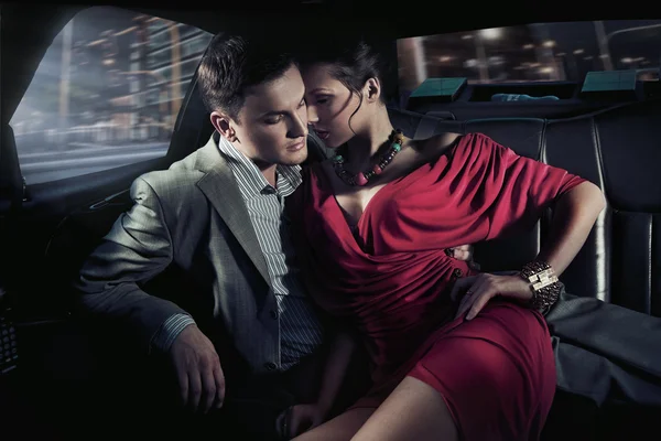 Sexy pareja sentada en coche — Foto de Stock