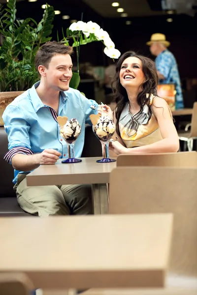 Улыбающаяся пара в кафе — стоковое фото