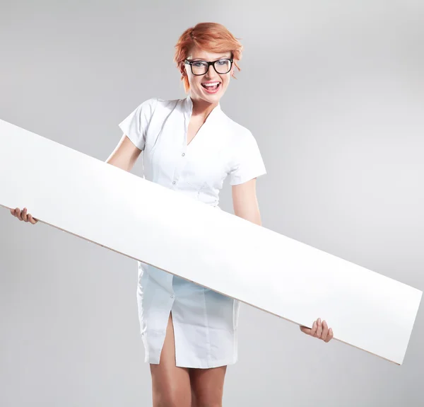 मुस्कुराते हुए महिला सफेद बोर्ड पकड़े हुए — स्टॉक फ़ोटो, इमेज